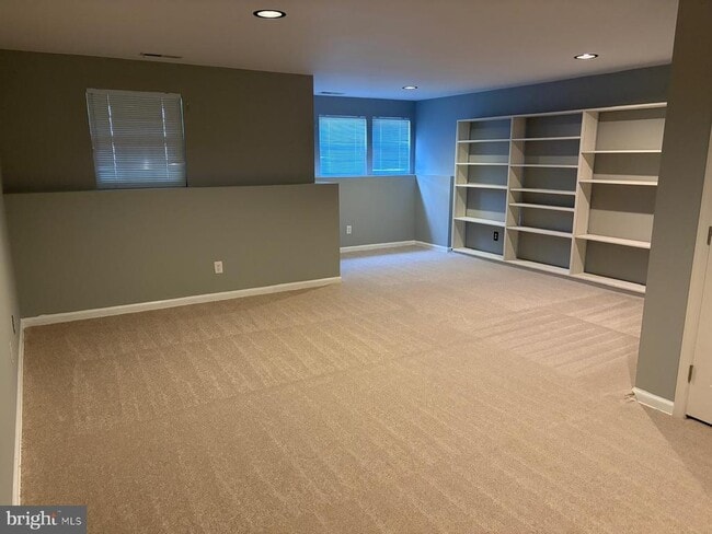 Building Photo - 46 Lisa Dr