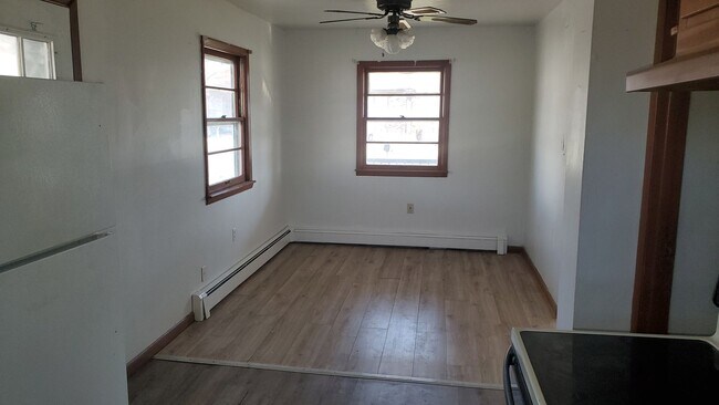 Building Photo - 3 bd, 2 ba house NE Columbia, 2nd living room downstairs, fenced, w/d included