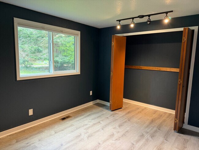 Building Photo - Lovely Single Level Rambler with Custom Finishes and Pet Friendly!