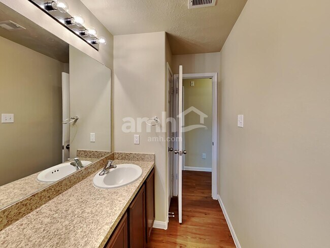 Building Photo - 20 Mira Loma Dr