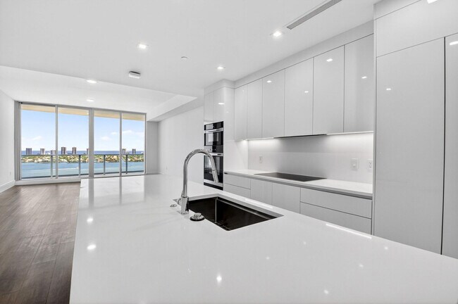 Building Photo - 220 Lake Shore Dr