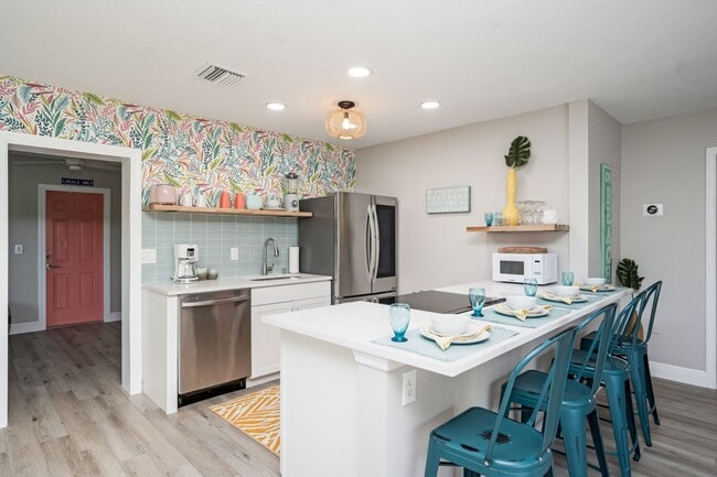 Building Photo - Monthly  FUN Furnished Bradenton, FL Rental VACA or Short term