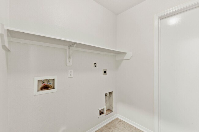 Building Photo - Open Living, Great Layout, Prime Location