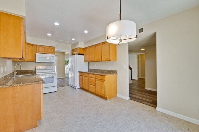 Building Photo - Reduced-Beautiful 3 bedroom 2 bath Single Family Home $4395