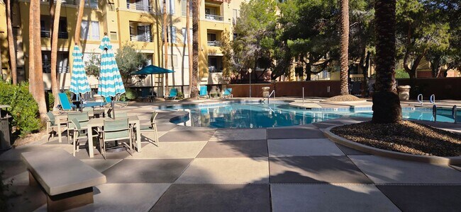 Building Photo - Short or long term available! Beautifl furnished 1 bedroom located in the heart of the strip!