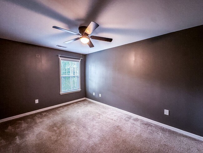 Building Photo - Gorgeous 3 Bed 2.5 Bath Plus Loft Home on ...