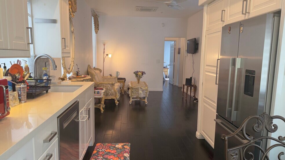 Bright living room with hardwood floors - 700 Lido Park Dr