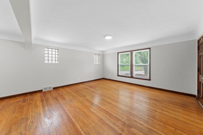 Building Photo - 2 bedroom Single Family Home with Fenced i...