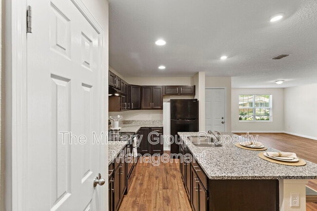 Building Photo - 1343 Pangola Dr