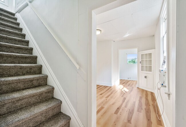 Building Photo - 2 bed 1 bath - newly updated, convenient location, washer/dryer/dishwasher