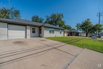 Building Photo - 2127 Strawberry Rd