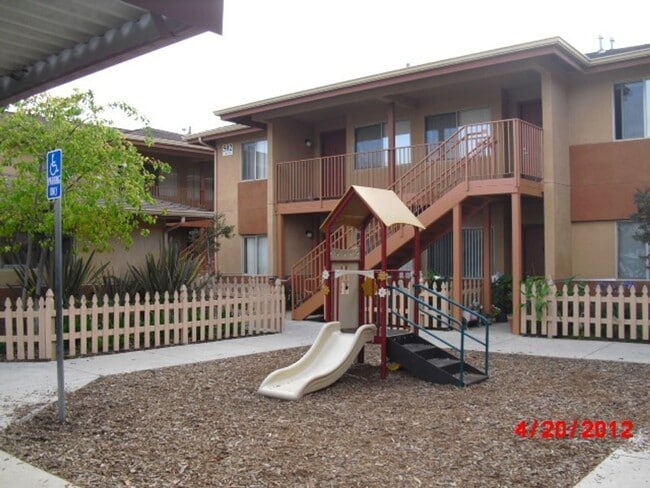 Building Photo - Light and Bright Upstairs One Bedroom Apar...