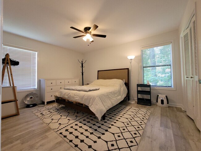Building Photo - 4 Bed/2 Bath w/ Huge Basement Minutes from...