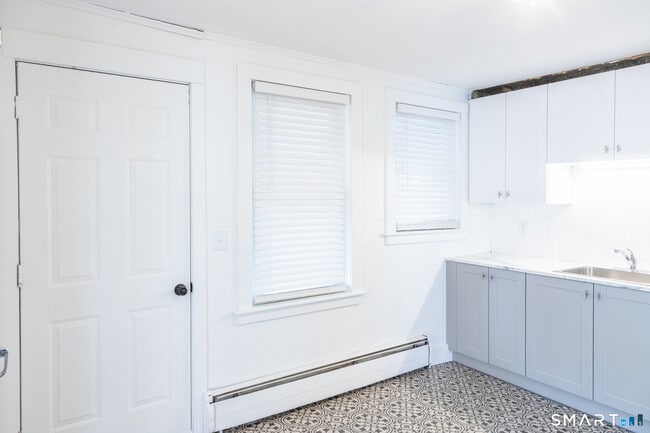 Building Photo - 84 Front St