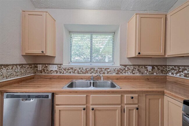 Building Photo - 6907 Yardley Dr