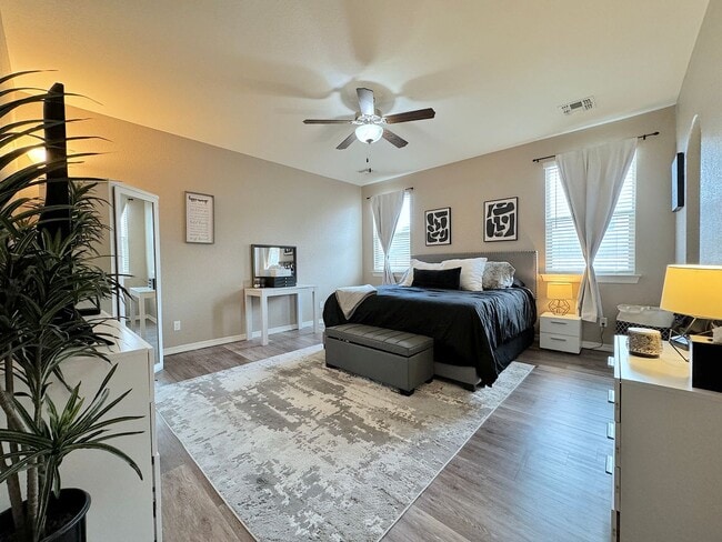 Building Photo - Northeast El Paso 3Bed/2 Bath Refrig A/C Across From Park!