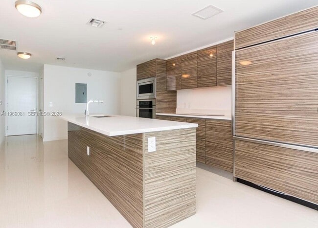 Building Photo - 460 NE 28th St