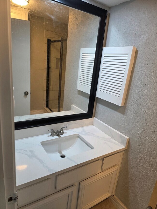Building Photo - 3214 S Briar Knoll Dr