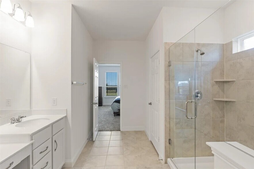 Standing Shower - 3600 Highland Bayou Dr