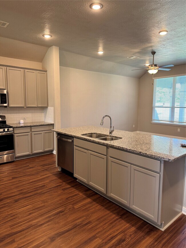 Building Photo - 1042 Tomball Downs Dr
