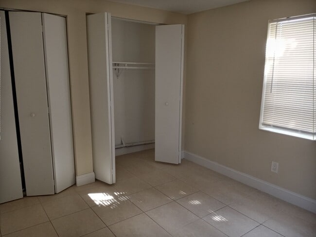 Building Photo - Come see this 2/1 with no Hoa