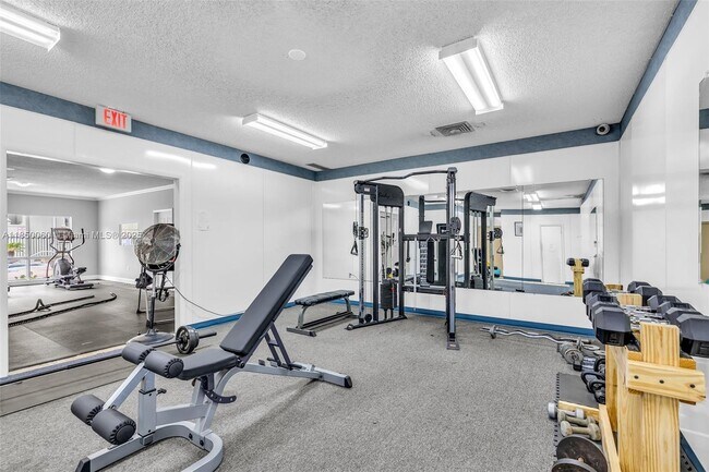 Building Photo - 805 W Oakland Park Blvd