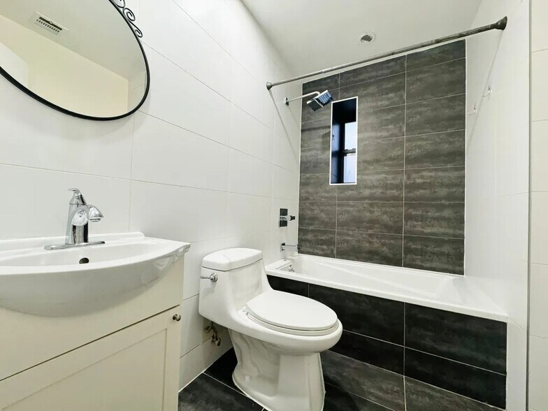 Building Photo - Furnished room/NOT APARTMENT