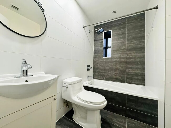 Building Photo - Furnished room/NOT APARTMENT