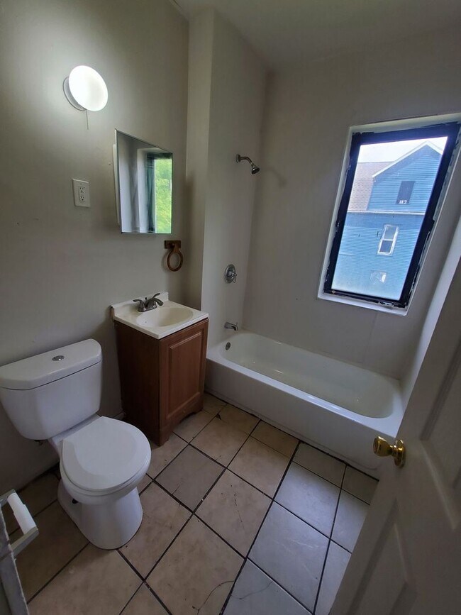 Building Photo - 608-610 W Burleigh St. (Duplex)