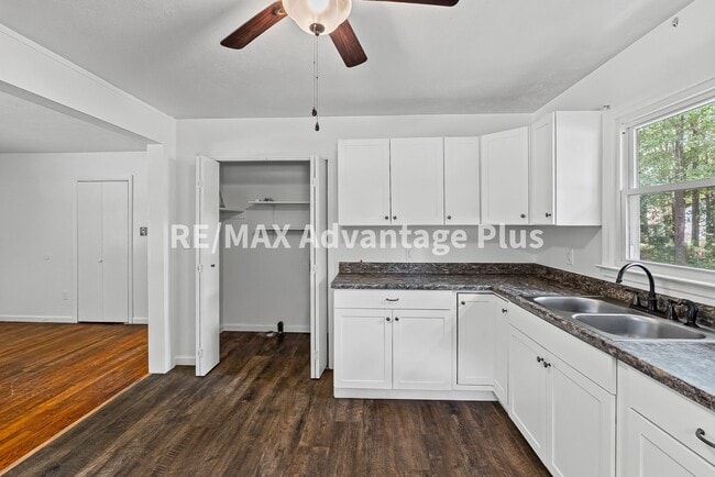 Building Photo - 4 Bedroom Home in Blackstone!