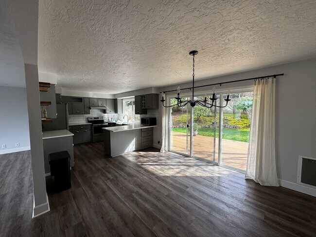 Building Photo - Spacious 3 Bedroom Home in South Eugene – Churchill Area