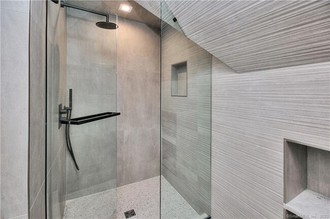 Building Photo - 18 Danbury Ave