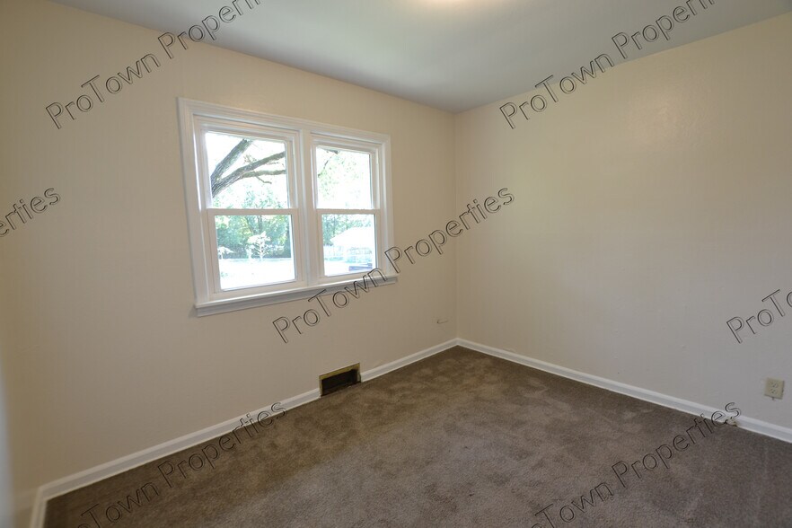 Building Photo - 203 Algonquin St