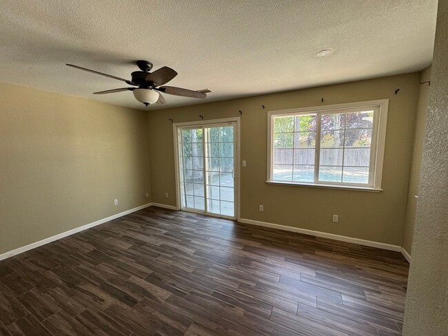 Building Photo - 3 bdrm 2 bath house on quiet cul -de-sac w...