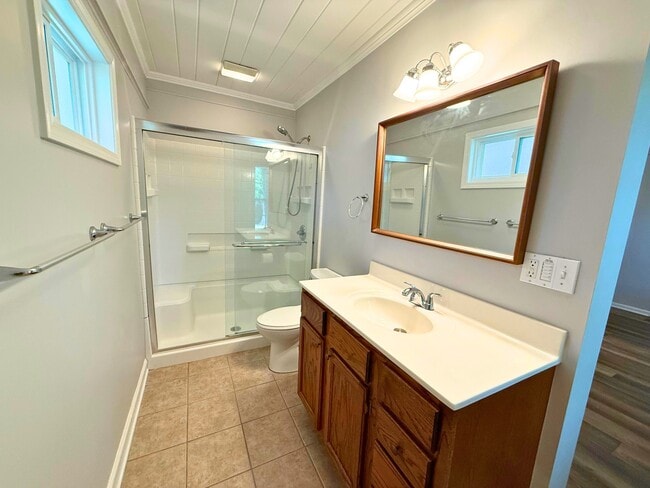 Building Photo - 202 Mayflower St