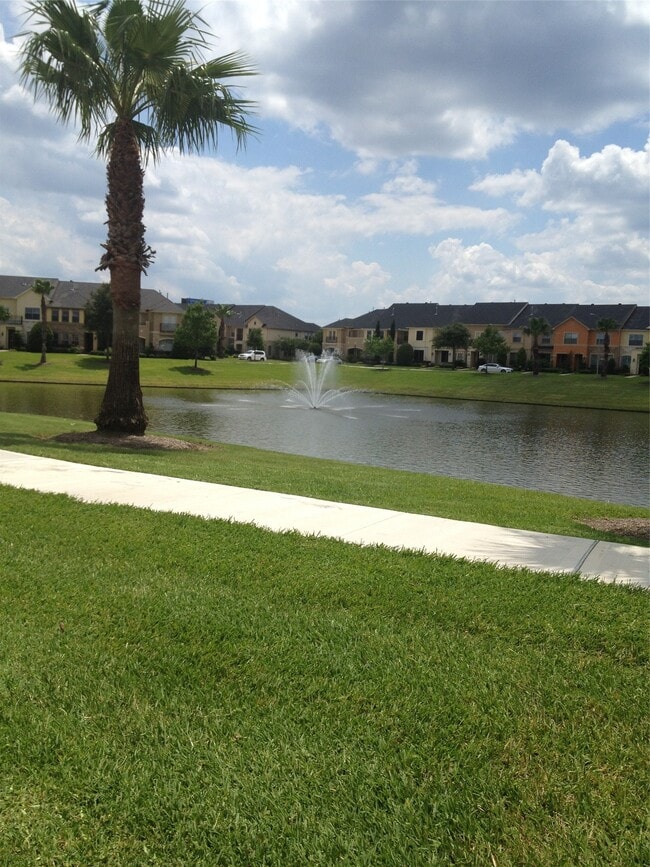 Building Photo - 2038 Palm Forest Ln