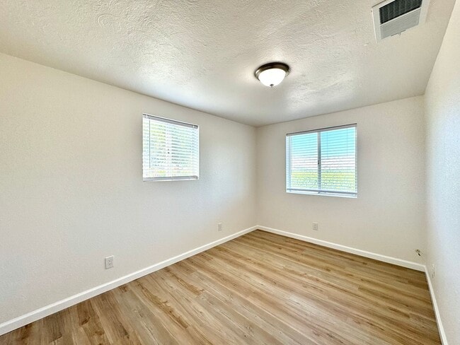 Building Photo - Rare, 2 Bedroom, 1 Bathroom Vineyard Cottage