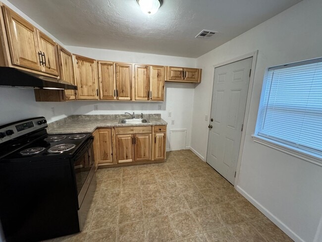 Building Photo - 3 bedroom, 1 bath home for rent in OKC near Del City (Sunnylane and 59th).  Completely remodeled ...