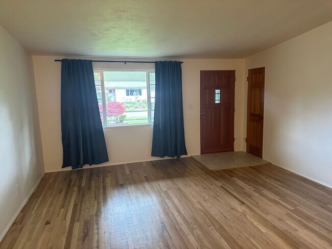 Building Photo - 3 bed, 1 bath house in a great neighborhood!