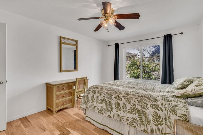 Building Photo - INCREDIBLE LOCATION... END OF CUL DE SAC WITH OVER 100 FEET ON WATER... MARVELOUS DOCK AND DECK W...