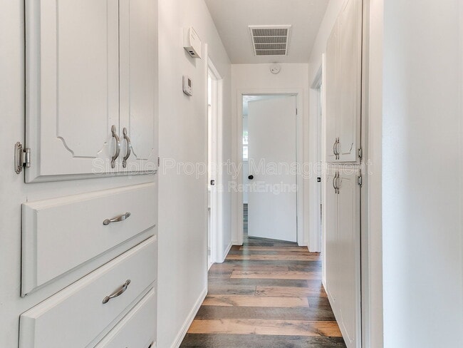 Building Photo - 2401 Fedderson Dr