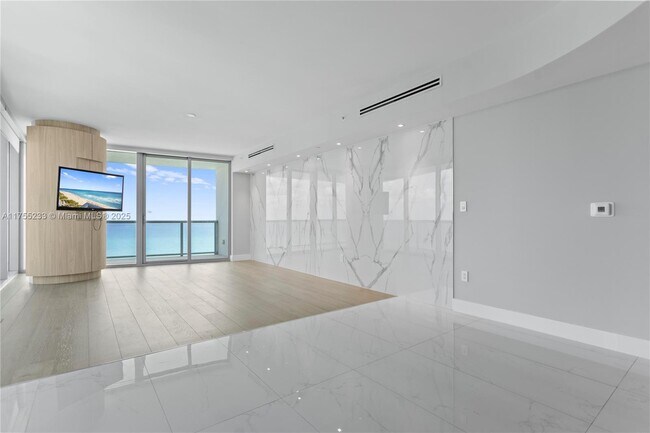 Building Photo - 17001 Collins Ave