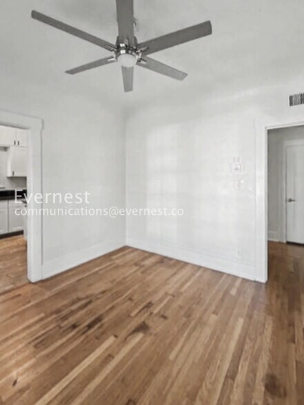 Building Photo - 934 E 7th St