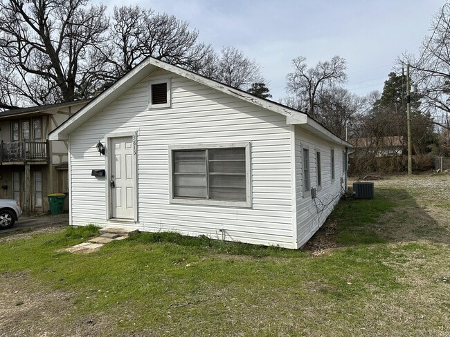 Building Photo - 3815 Pine St