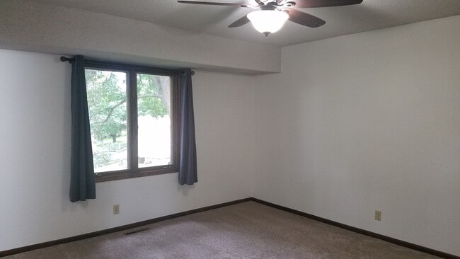 Building Photo - Split level with huge yard