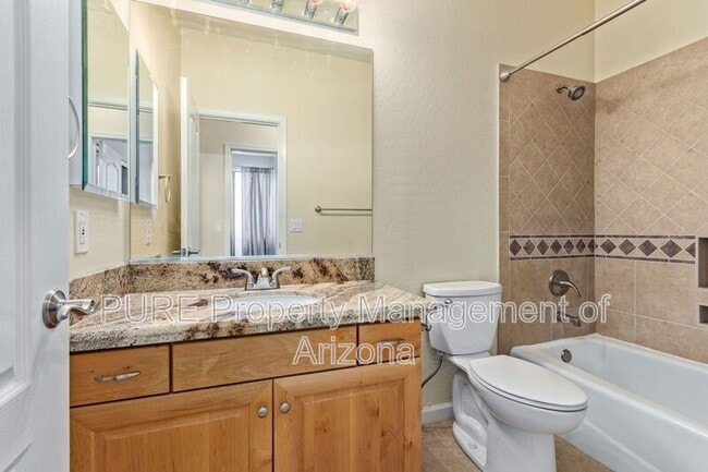Building Photo - 737 S Sycamore Pl