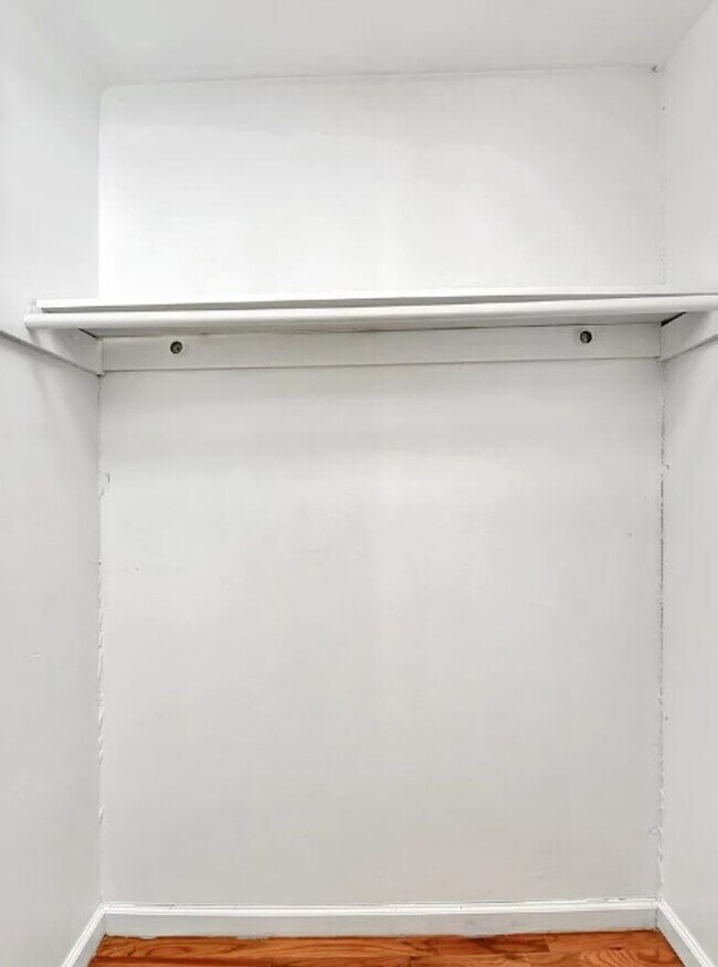 Building Photo - Renovated Apartment Available