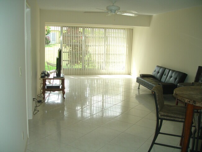 Building Photo - 1111 Boxwood Dr