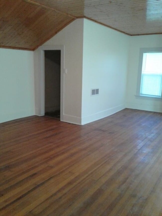 Building Photo - Beautiful 3 bed / 1 bath home on corner lot with attached garage in quiet Sparta neighborhood!