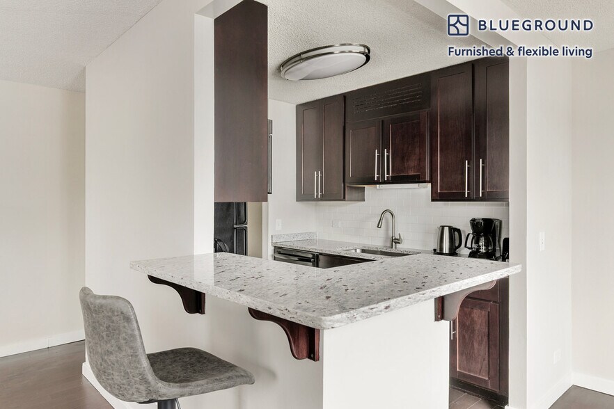 Building Photo - 77 W Huron St